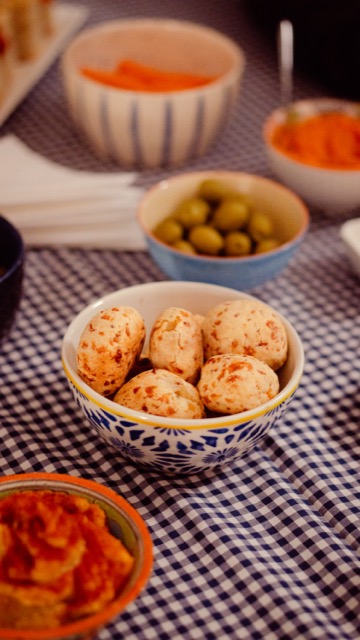 Una mesa con bocados, aceitunas y acompañamientos