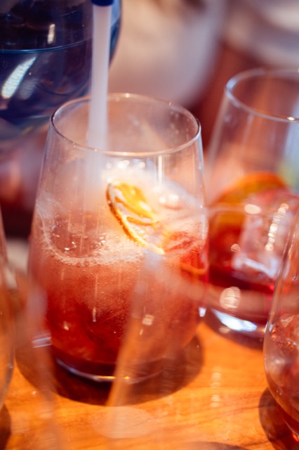 Soda sobre vermú, hielo y una rodaja de naranja